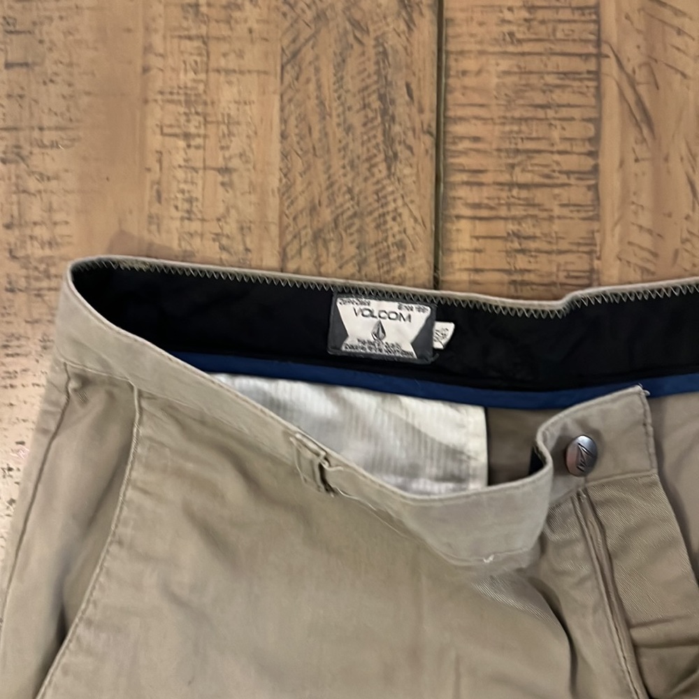 Volcom Shorts - Size 36 - Picture 4 of 5